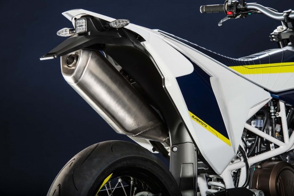 2015-Husqvarna-701-supermoto-02