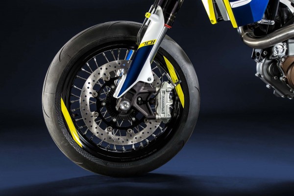 2015-Husqvarna-701-supermoto-04